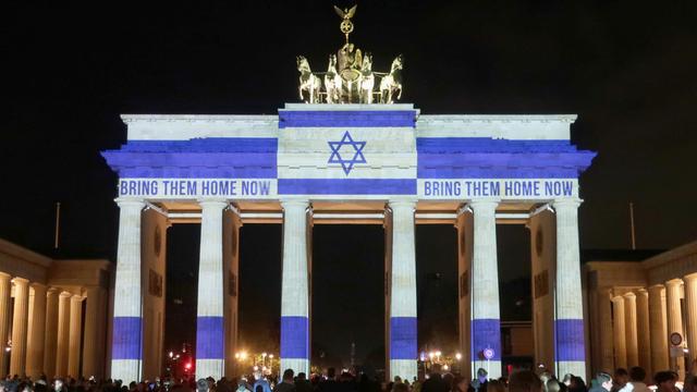 In Berlin erinnert Menschen an den Terror-Angriff auf Israel. 