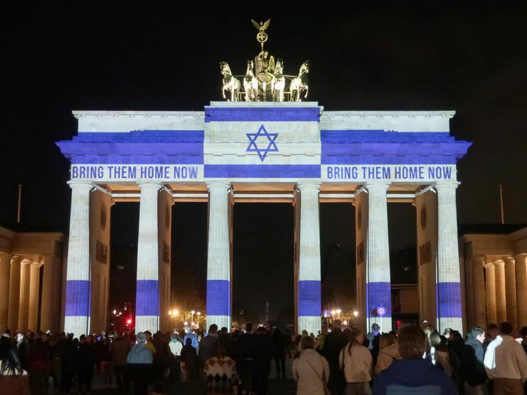 Das Brandenburg Tor in Berlin ist am 7. Oktober 2024, eine Jahr nach dem Terrorangriff der Hamas, illuminiert mit einer Israelfahne. 