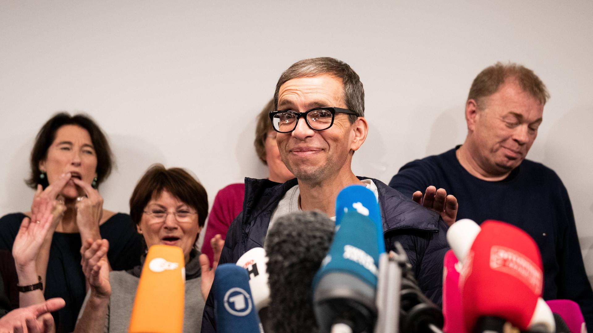 Jens Söring nach seiner Rückkehr nach Deutschland 2019 - auch umringt von Medienvertretern