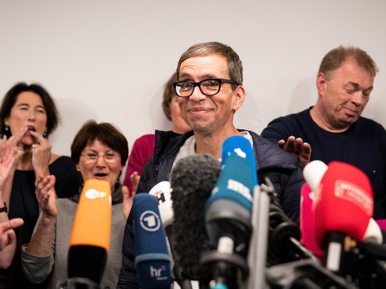 Jens Söring nach seiner Rückkehr nach Deutschland 2019 - auch umringt von Medienvertretern