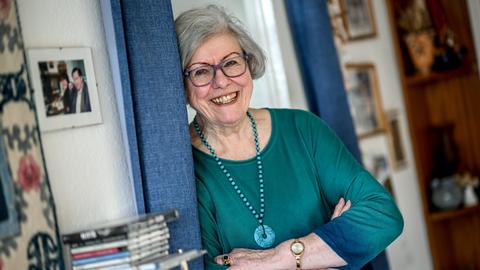 Barbara Junge, Regisseurin, steht in ihrer Wohnung.