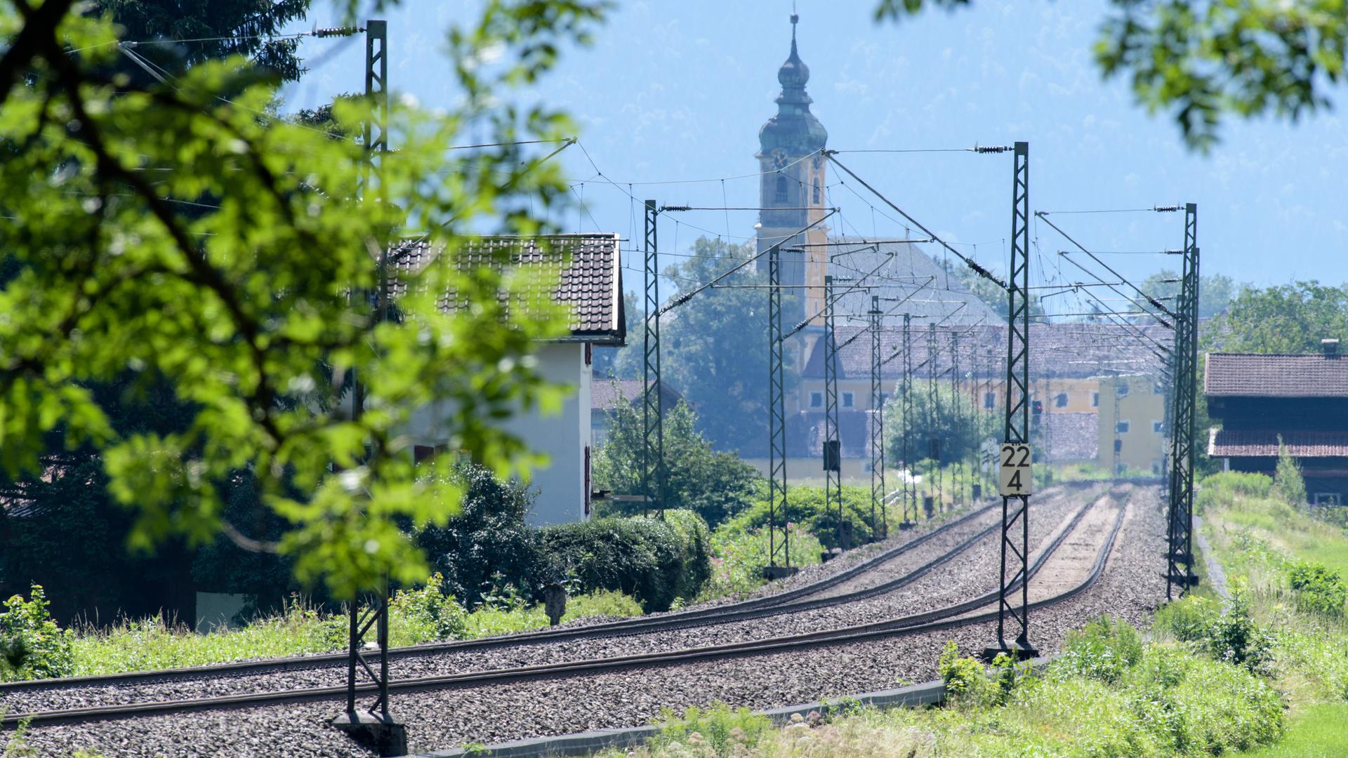 Bayern, Flintsbach am Inn: Die Gleise der Bahntrasse durch das Inntal zwischen Rosenheim und Kufstein. Bayern, Flintsbach am Inn: Die Gleise der Bahntrasse durch das Inntal zwischen Rosenheim und Kufstein.