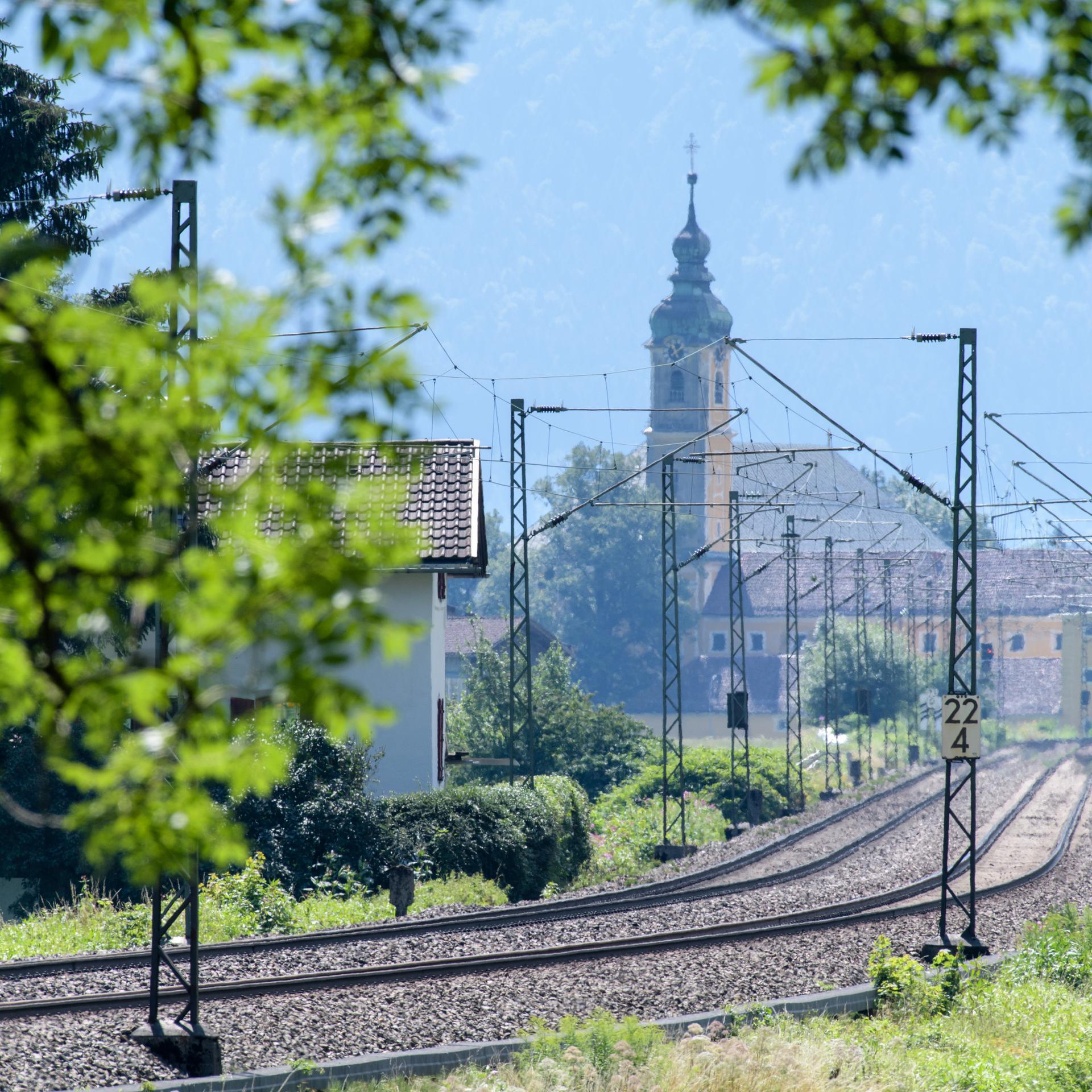 Bayern, Flintsbach am Inn: Die Gleise der Bahntrasse durch das Inntal zwischen Rosenheim und Kufstein.