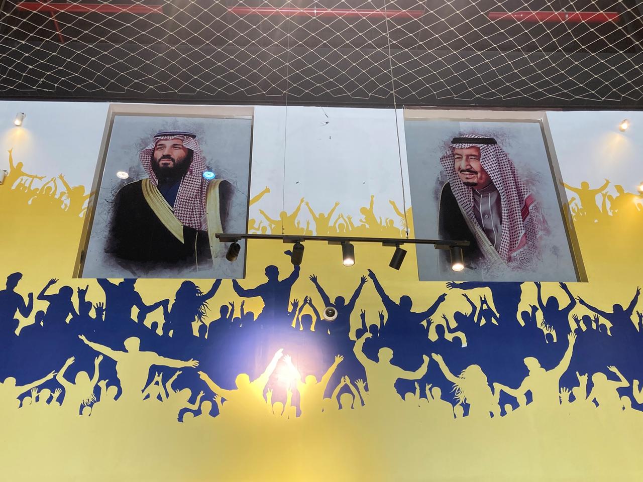 Wand mit Gesichtern der Monarchie in Saudi-Arabien
