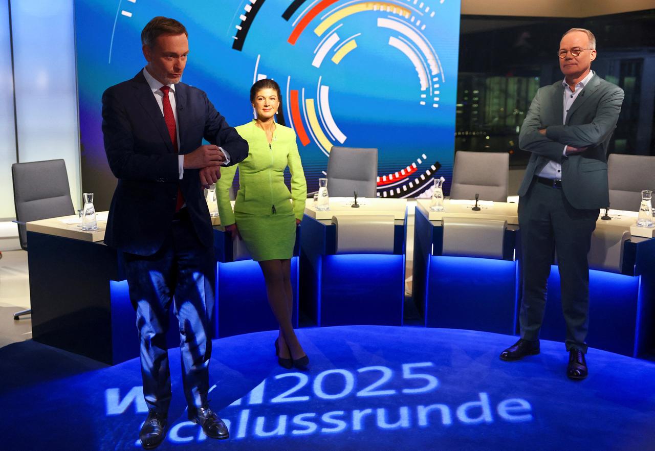 Christian Lindner (l-r), Bundesvorsitzender der FDP, Sahra Wagenknecht, Parteivorsitzende des BSW, und Matthias Miersch, Generalsekretär der SPD, stehen vor der Fernsehsendung «Schlussrunde» zusammen im Studio.