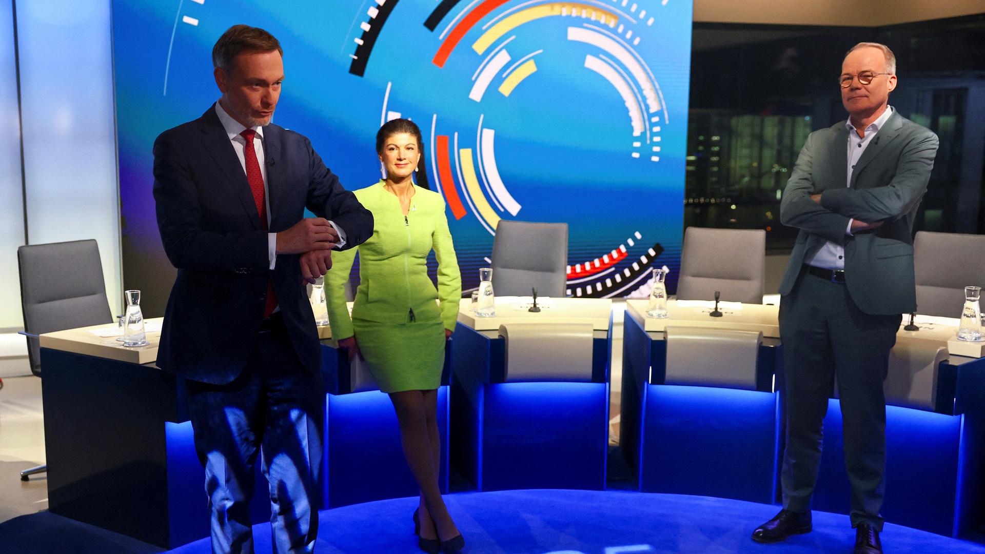 Christian Lindner (l-r), Bundesvorsitzender der FDP, Sahra Wagenknecht, Parteivorsitzende des BSW, und Matthias Miersch, Generalsekretär der SPD, stehen vor der Fernsehsendung «Schlussrunde» zusammen im Studio.