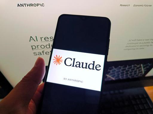 Claude by Anthropic Logo auf dem Monitor eines Smarthones 