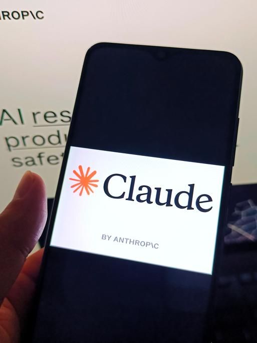 Claude by Anthropic Logo auf dem Monitor eines Smarthones 