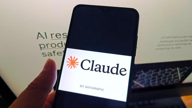 Claude by Anthropic Logo auf dem Monitor eines Smarthones Claude by Anthropic Logo auf dem Monitor eines Smarthones