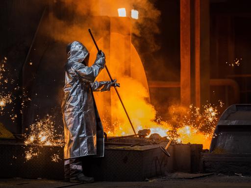 Ein Stahlarbeiter von Thyssenkrupp prüft den Roheisen am Hochofen 8 auf dem Werksgelände.