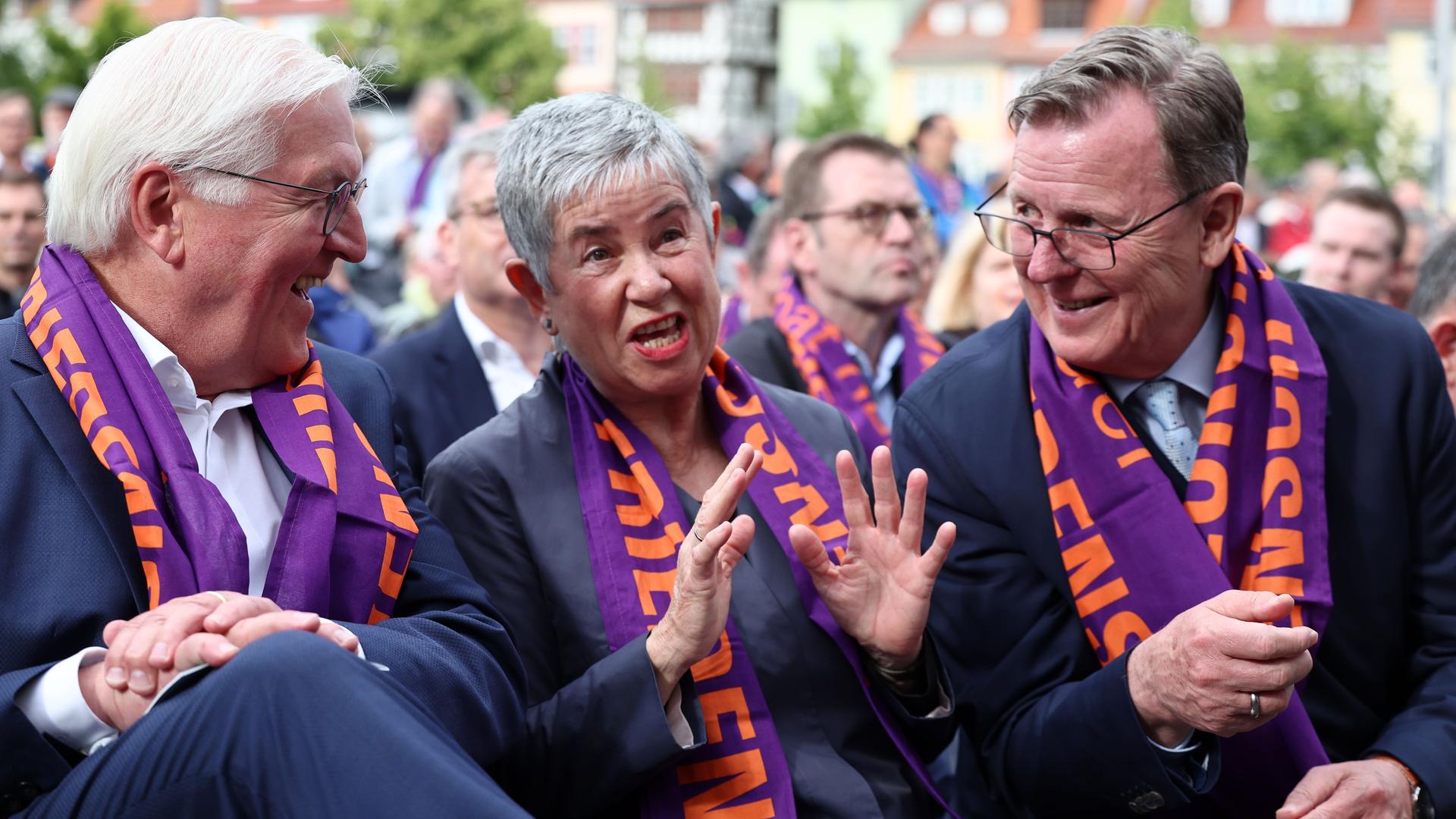 Erfurt: Bundespräsident Frank-Walter Steinmeier (l-r), Irme Stetter-Karp, Präsidentin des Zentralkomitees der deutschen Katholiken, und Bodo Ramelow (Die Linke), Ministerpräsident von Thüringen, sitzen nebeneinander bei der Eröffnung des 103. Deutschen Katholikentags in Erfurt.