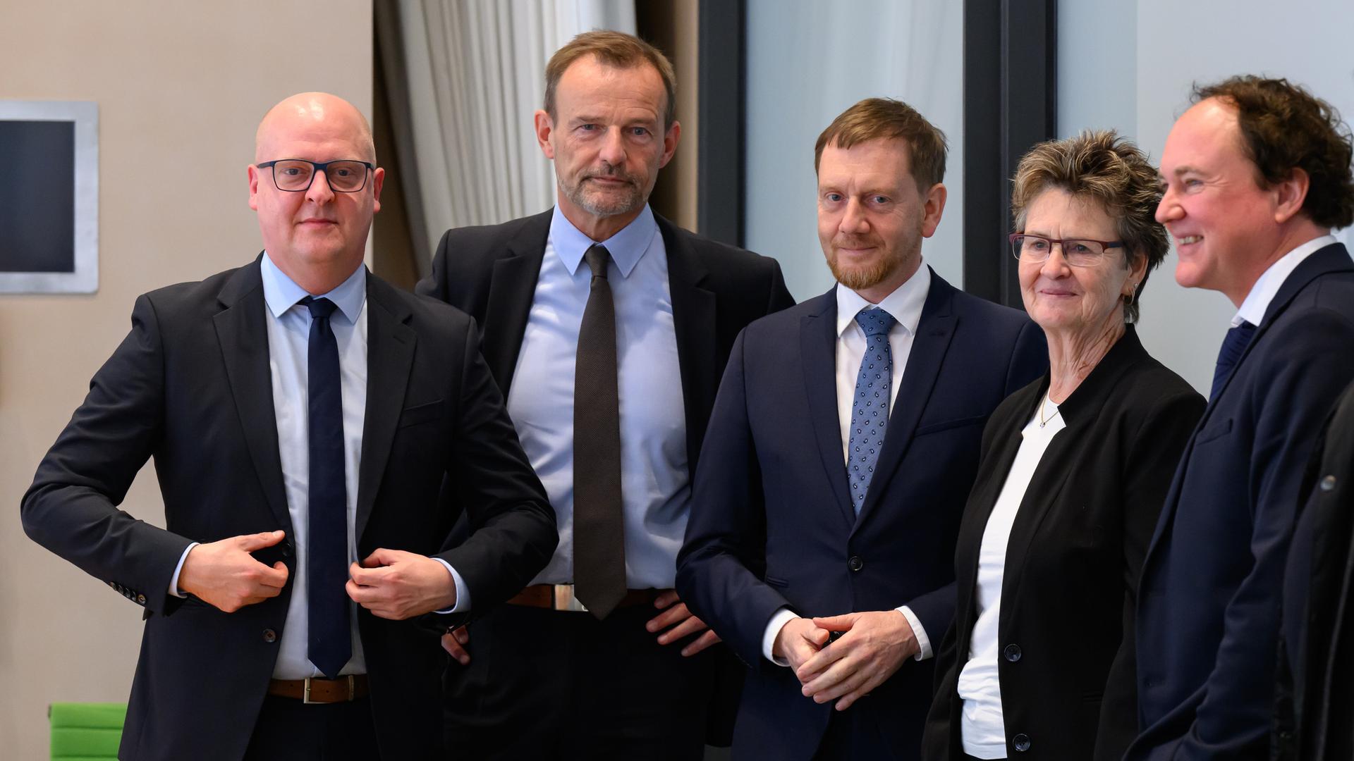 Dresden: Henning Homann (l-r), Jörg Scheibe, Michael Kretschmer (CDU), Sabine Zimmermann und Medienwissenschaftler Marcel Machill (BSW) stehen vor Beginn der Sondierungsgespräche zwischen CDU, BSW und SPD zur Bildung einer Landesregierung in Sachsen im Landtag in einem Besprechungsraum.