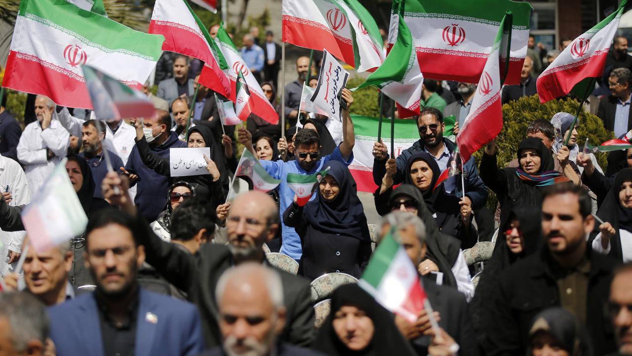 Ärzte und Medizinstudenten tragen iranische Flaggen und Fotos von im Gesundheitswesen tätigen Personen, die bei US-israelischen Angriffen ihr Leben verloren haben Ärzte und Medizinstudenten tragen iranische Flaggen und Fotos von im Gesundheitswesen tätigen Personen, die bei US-israelischen Angriffen ihr Leben verloren haben