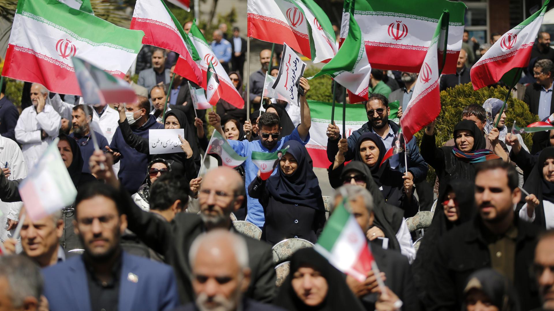 Ärzte und Medizinstudenten tragen iranische Flaggen und Fotos von im Gesundheitswesen tätigen Personen, die bei US-israelischen Angriffen ihr Leben verloren haben Ärzte und Medizinstudenten tragen iranische Flaggen und Fotos von im Gesundheitswesen tätigen Personen, die bei US-israelischen Angriffen ihr Leben verloren haben