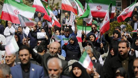 Ärzte und Medizinstudenten tragen iranische Flaggen und Fotos von im Gesundheitswesen tätigen Personen, die bei US-israelischen Angriffen ihr Leben verloren haben