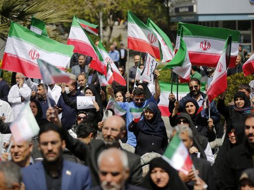 Ärzte und Medizinstudenten tragen iranische Flaggen und Fotos von im Gesundheitswesen tätigen Personen, die bei US-israelischen Angriffen ihr Leben verloren haben Ärzte und Medizinstudenten tragen iranische Flaggen und Fotos von im Gesundheitswesen tätigen Personen, die bei US-israelischen Angriffen ihr Leben verloren haben