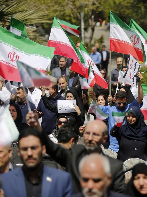 Ärzte und Medizinstudenten tragen iranische Flaggen und Fotos von im Gesundheitswesen tätigen Personen, die bei US-israelischen Angriffen ihr Leben verloren haben Ärzte und Medizinstudenten tragen iranische Flaggen und Fotos von im Gesundheitswesen tätigen Personen, die bei US-israelischen Angriffen ihr Leben verloren haben