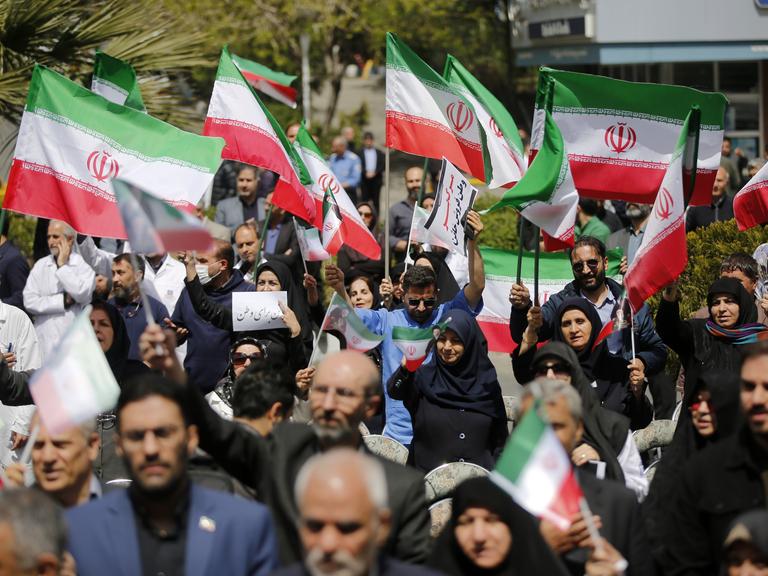 Ärzte und Medizinstudenten tragen iranische Flaggen und Fotos von im Gesundheitswesen tätigen Personen, die bei US-israelischen Angriffen ihr Leben verloren haben Ärzte und Medizinstudenten tragen iranische Flaggen und Fotos von im Gesundheitswesen tätigen Personen, die bei US-israelischen Angriffen ihr Leben verloren haben