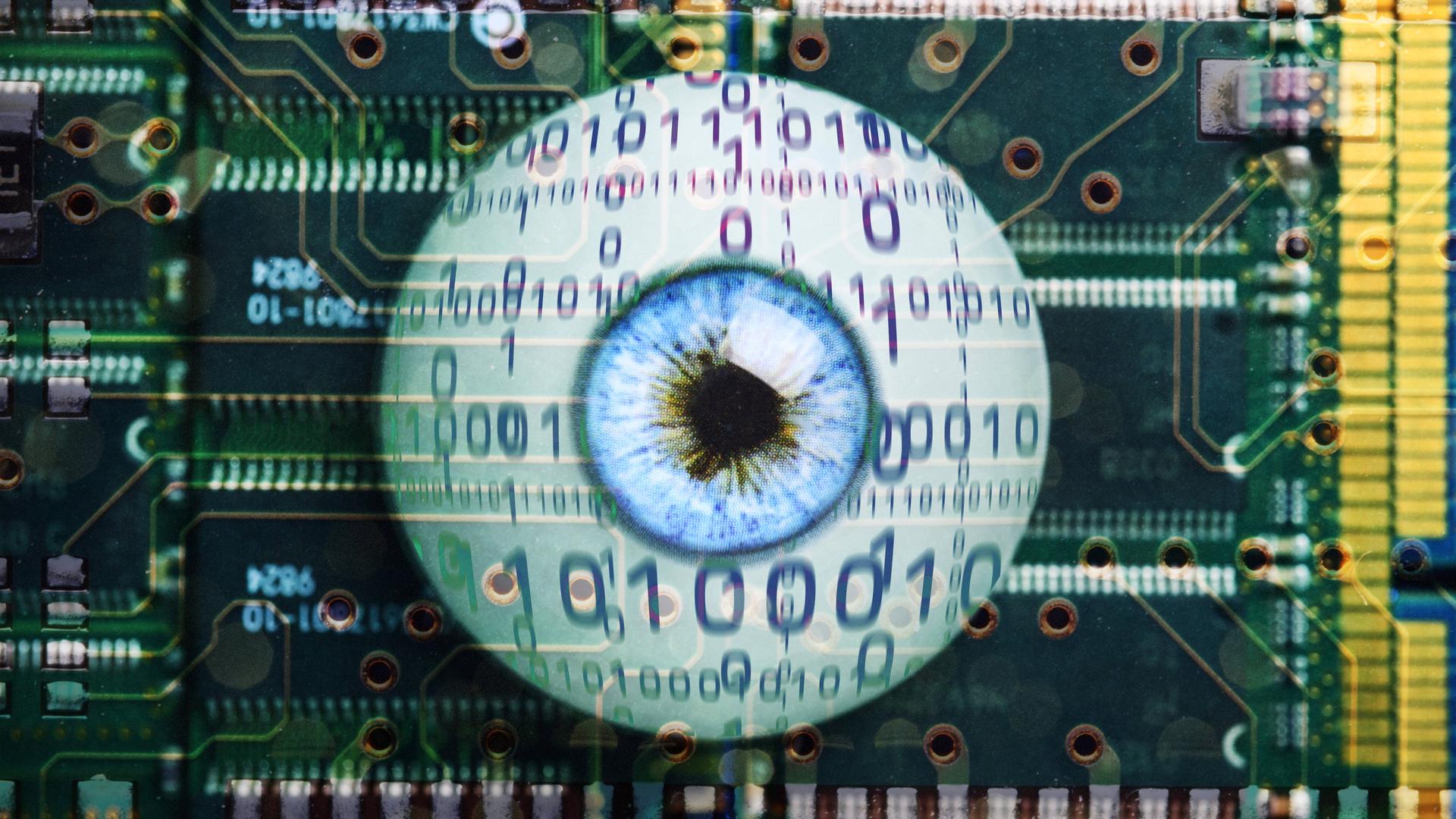 Symbolbild für Künstliche Intelligenz: Ein künstliches Auge mit Binärcode liegt auf einer Computerplatine.