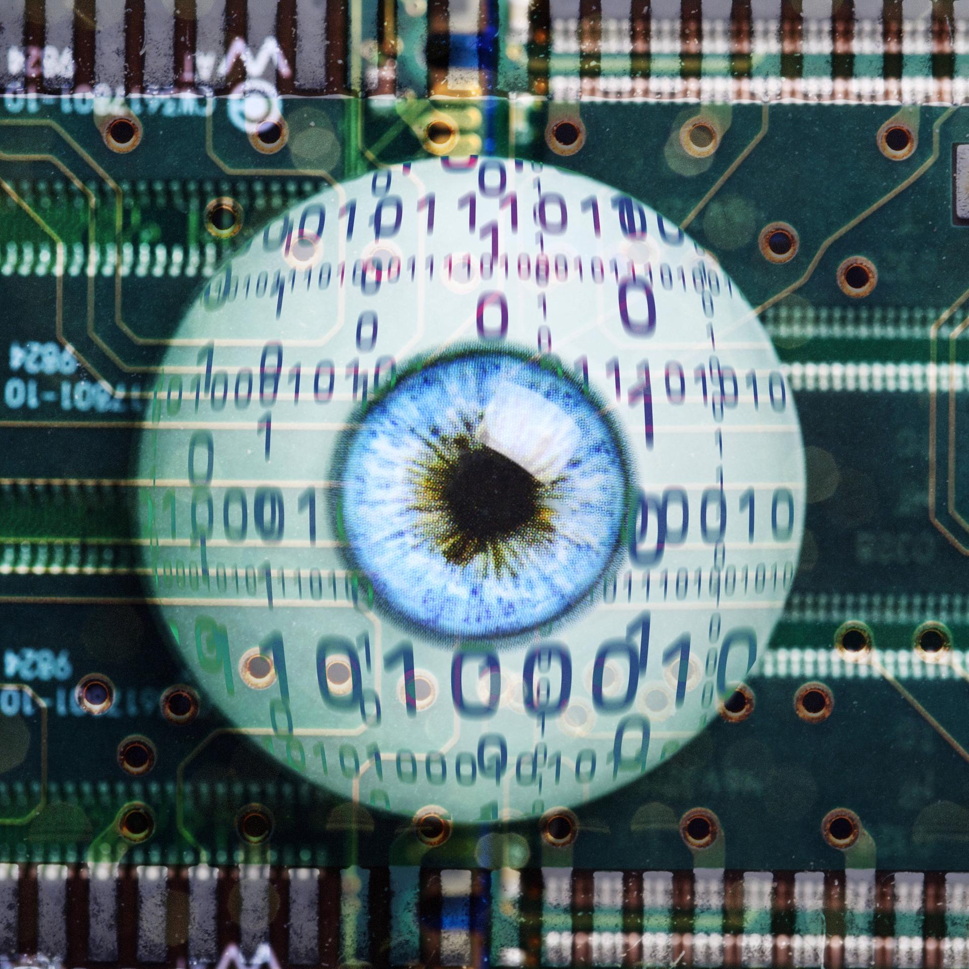 Symbolbild für Künstliche Intelligenz: Ein künstliches Auge mit Binärcode liegt auf einer Computerplatine.