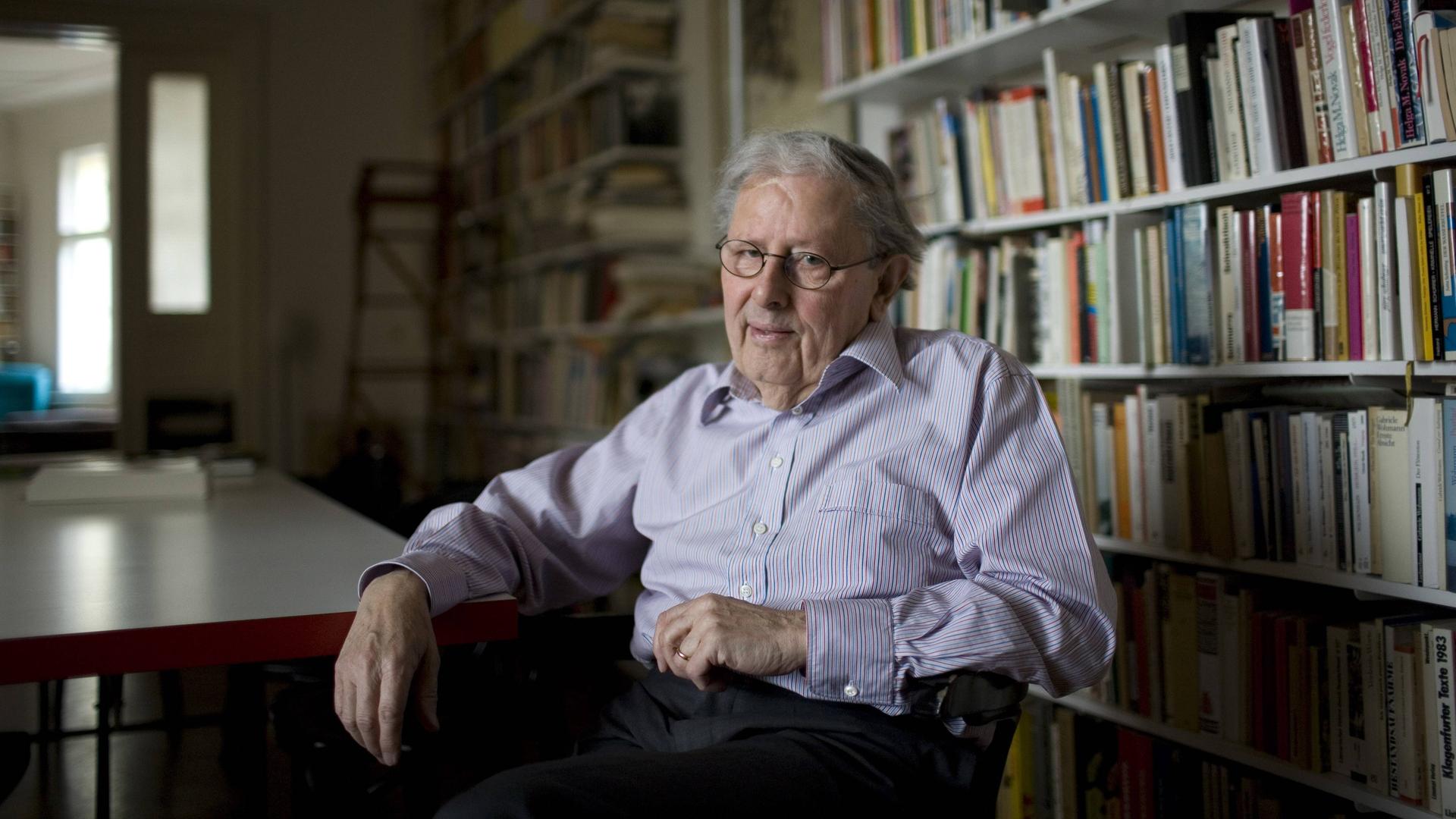 Klaus Wagenbach sitzt am Tisch in einer Wohnung voller Bücher Klaus Wagenbach sitzt am Tisch in einer Wohnung voller Bücher