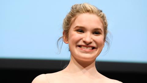 Sophie Kauer posiert bei einem Podiumsgespräch mit dem Filmteam von "Tar"' auf der Berlinale 2023 für ein Foto.