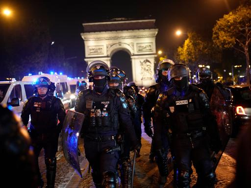 Polizisten mit Schutzausrüstung in Paris.