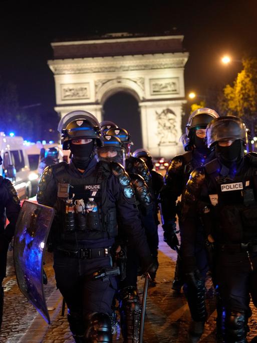 Polizisten mit Schutzausrüstung in Paris.