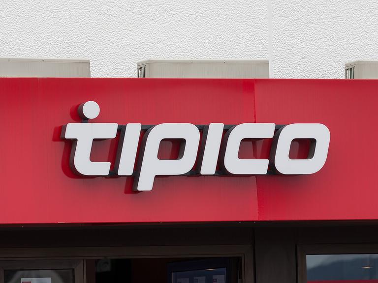 "Tipico"-Schriftzug