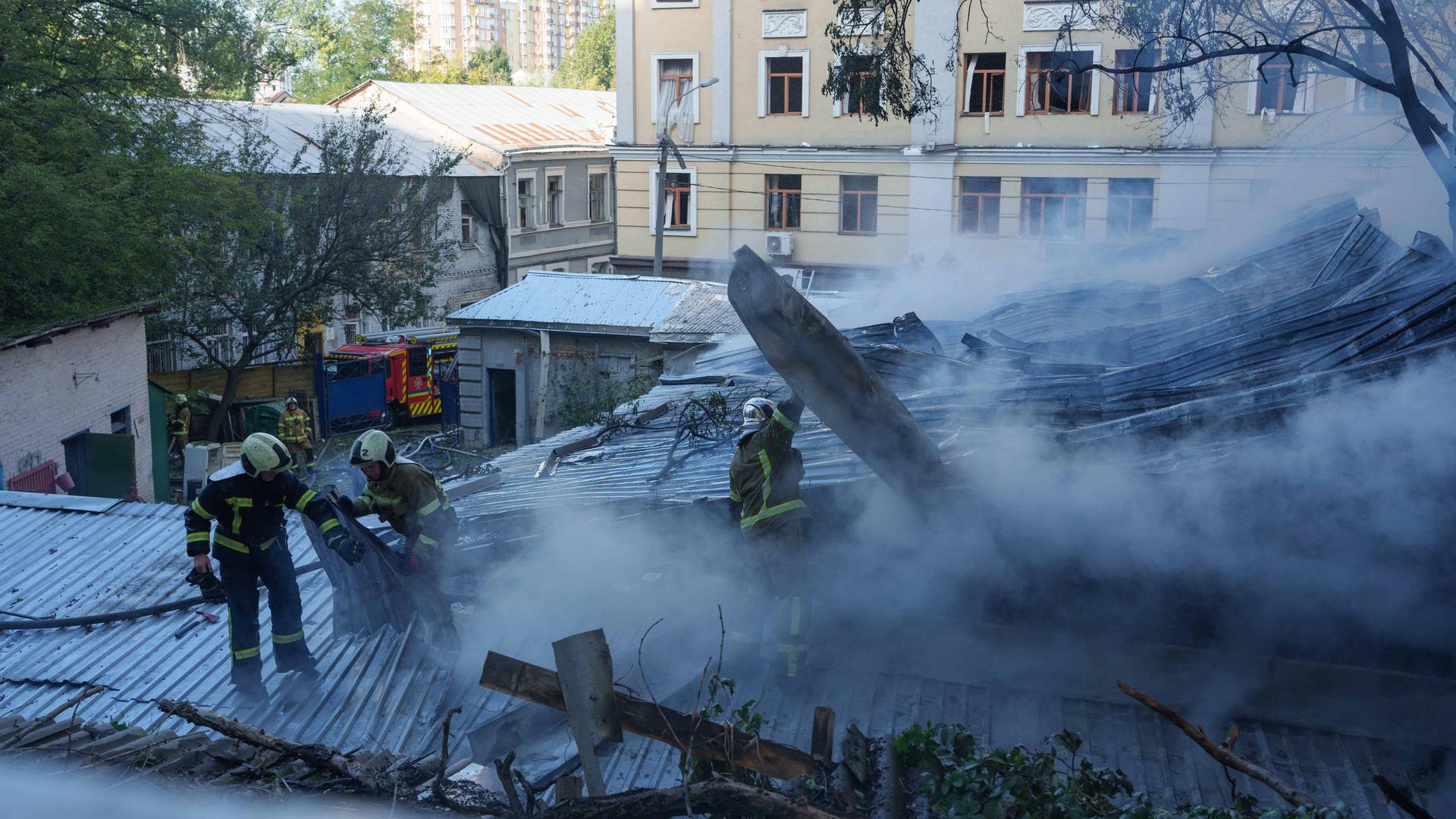 Einsatzkräfte der Feuerwehr beseitigen Trümmer nach einem erneuten russischen Luftangriff auf die Stadt Kiew.