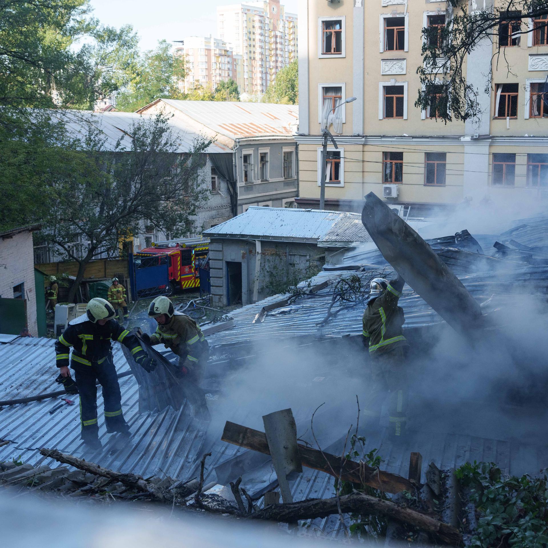 Einsatzkräfte der Feuerwehr beseitigen Trümmer nach einem erneuten russischen Luftangriff auf die Stadt Kiew.