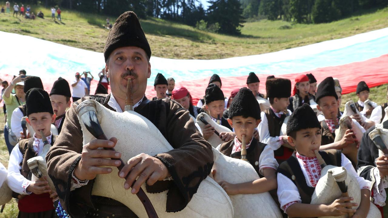 Eine Gruppe traditioneller bulgarischer Dudelsackspieler