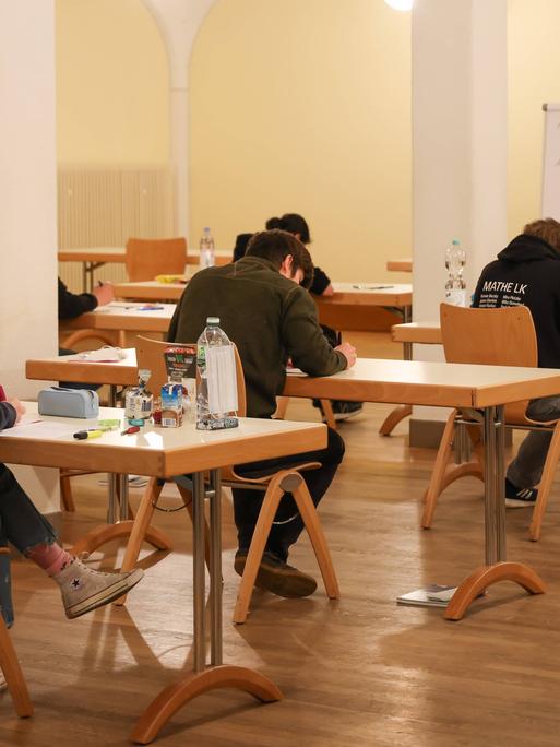 Eine Abiturprüfung an einem Gymnasium in Wiesbaden am 4. Mai 2021. 