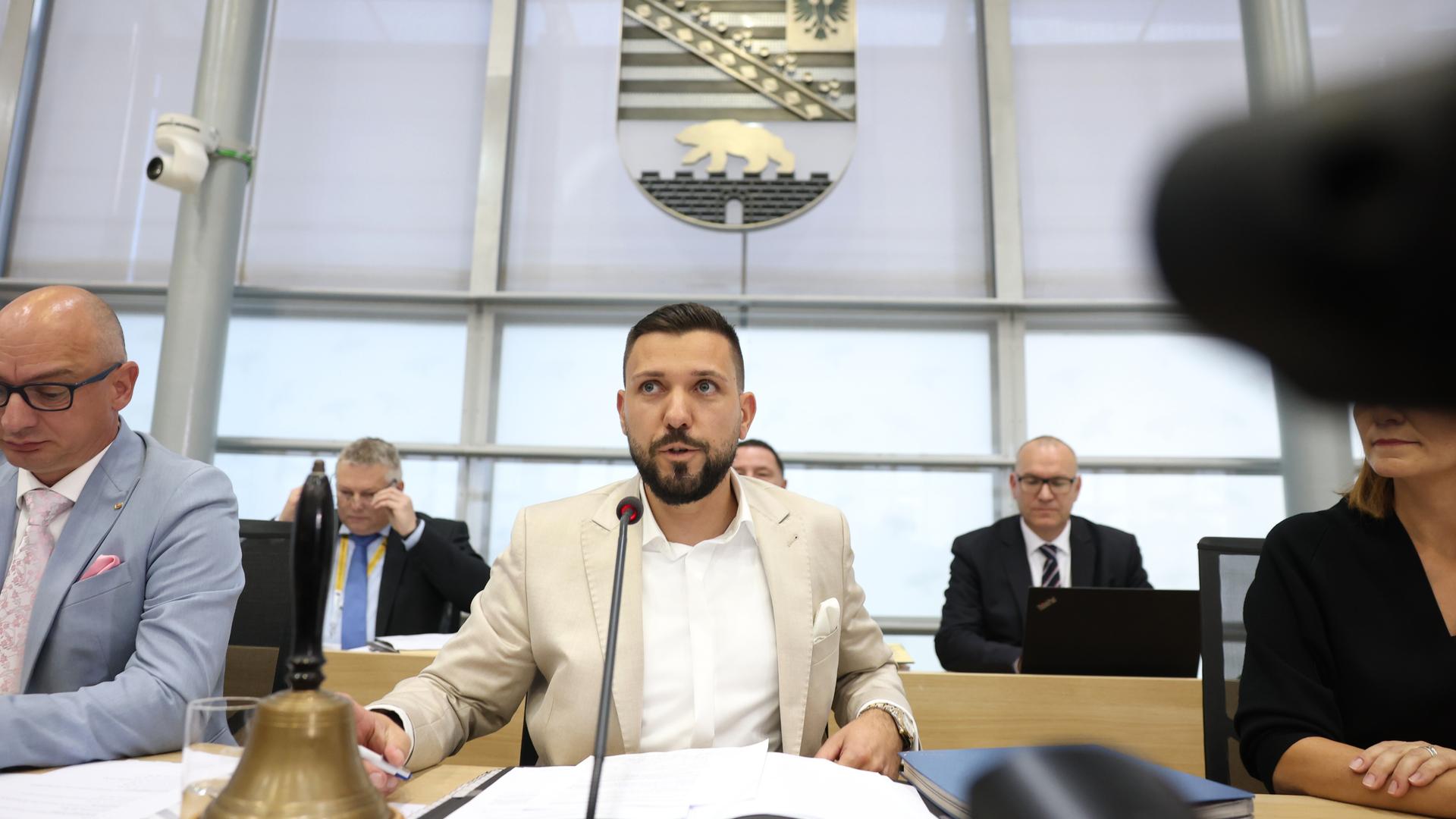 Der neugewählte Landtagspräsident Tobias Rausch (AfD) sitzt nach seiner Wahl auf dem Podium während der konstituierenden Sitzung des Landtags von Sachsen-Anhalt.