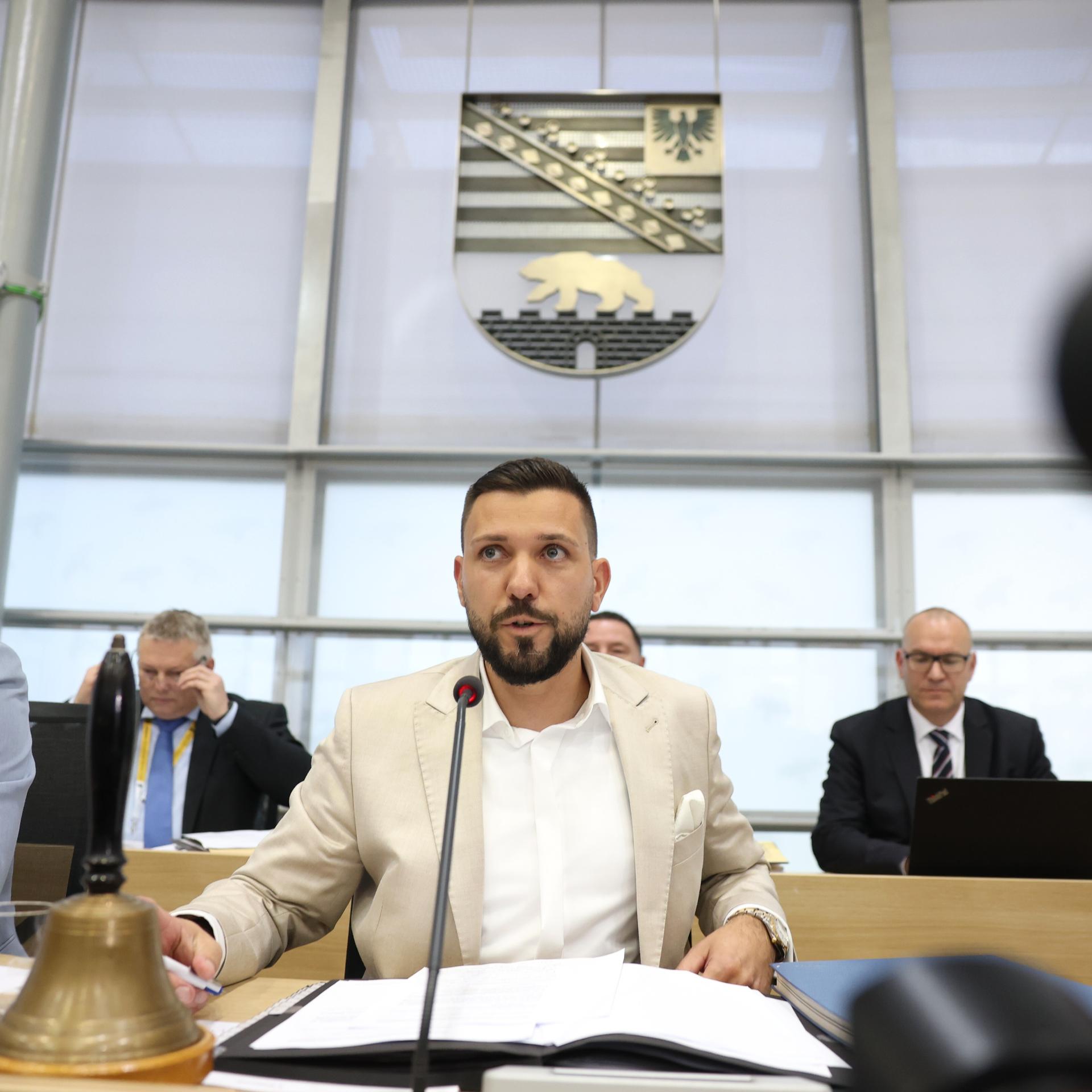 Der neugewählte Landtagspräsident Tobias Rausch (AfD) sitzt nach seiner Wahl auf dem Podium während der konstituierenden Sitzung des Landtags von Sachsen-Anhalt.