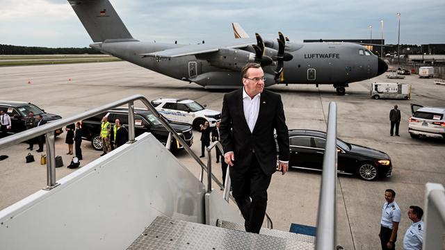 Boris Pistorius (SPD), Bundesminister der Verteidigung, geht an Bord einer Machine der Flugbereitschaft bei seiner militärpolitischen Reise.