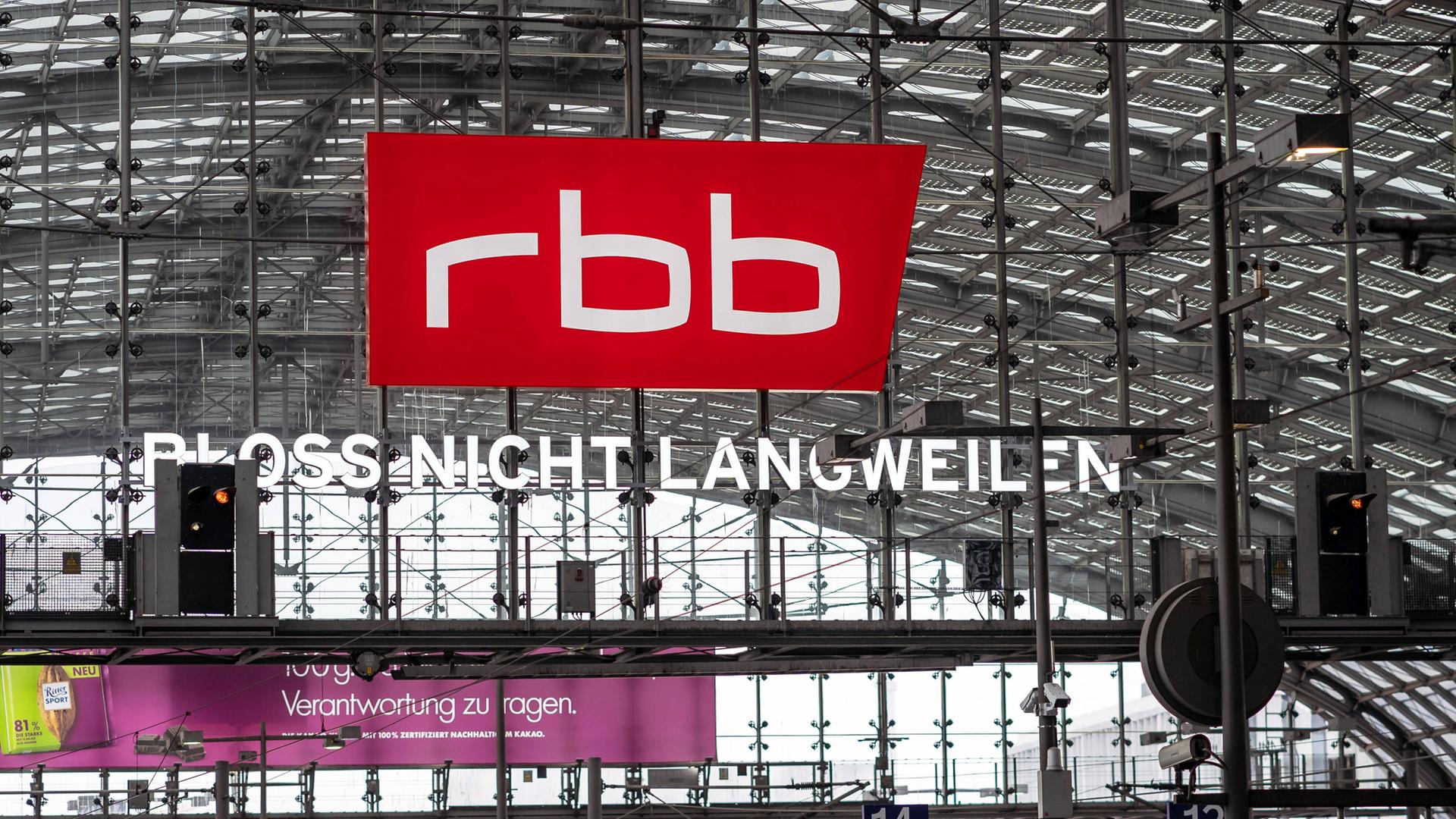 Werbeschriftzug des RBB im Berliner Hauptbahnhof mit dem Slogan: "Bloss nicht langweilen"