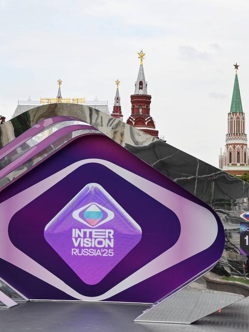 Die Zeremonie zum Start der Countdown-Uhr für den internationalen Musikwettbewerb „Intervision'25” auf dem Manezhnaya-Platz in Moskau.
