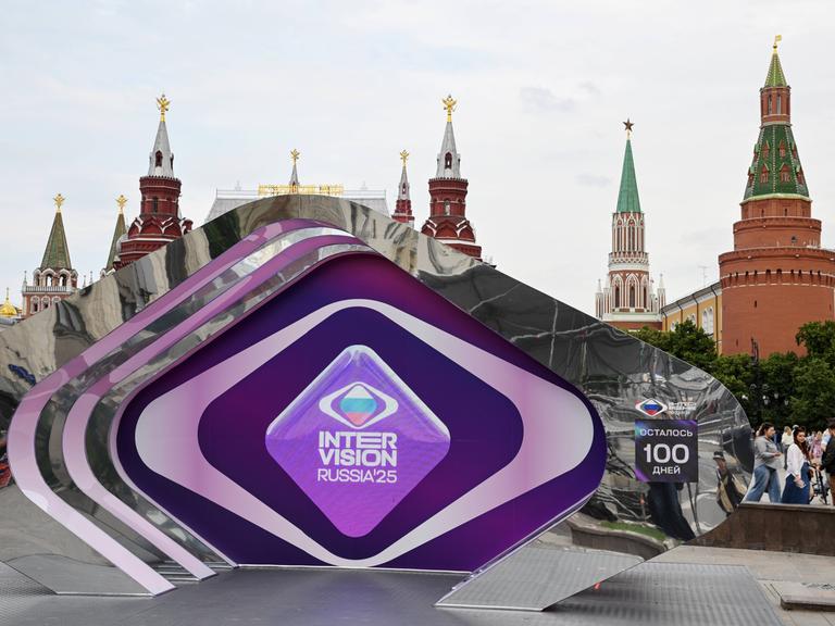 Die Zeremonie zum Start der Countdown-Uhr für den internationalen Musikwettbewerb „Intervision'25” auf dem Manezhnaya-Platz in Moskau.