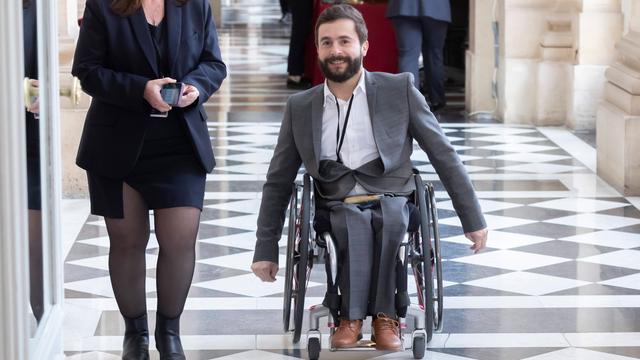 Sébastien Peytavie bewegt sich im Roll-Stuhl durch das Gebäude vom farnzösischen Parlament.