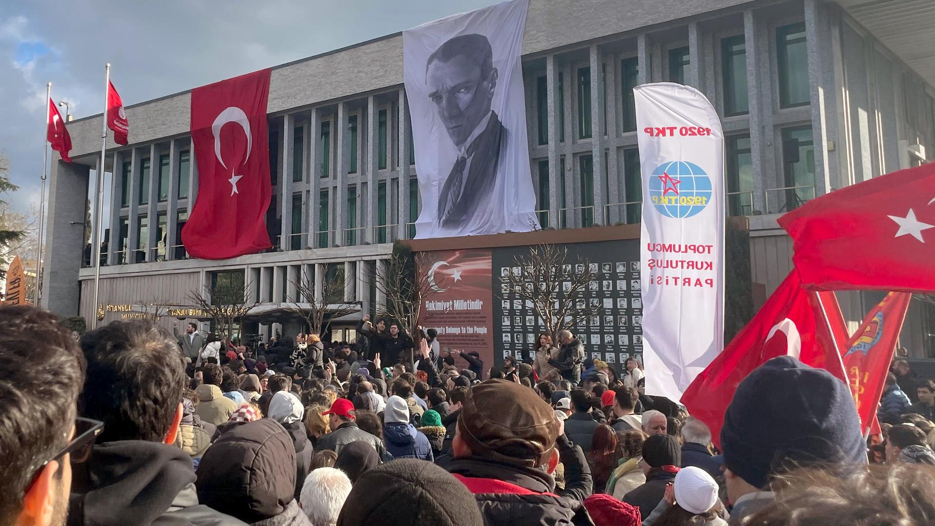 Zahlreiche Menschen versammeln sich trotz eines Demonstrationsverbots vor dem Gebäude der Stadtverwaltung um gegen die Festnahme von Ekrem Imamoğlu, Bürgermeister von Istanbul, zu protestieren.