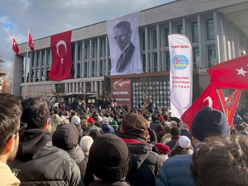 Zahlreiche Menschen versammeln sich trotz eines Demonstrationsverbots vor dem Gebäude der Stadtverwaltung um gegen die Festnahme von Ekrem Imamoğlu, Bürgermeister von Istanbul, zu protestieren.