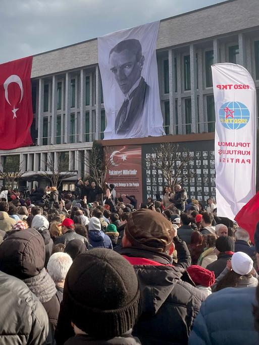 Zahlreiche Menschen versammeln sich trotz eines Demonstrationsverbots vor dem Gebäude der Stadtverwaltung um gegen die Festnahme von Ekrem Imamoğlu, Bürgermeister von Istanbul, zu protestieren.