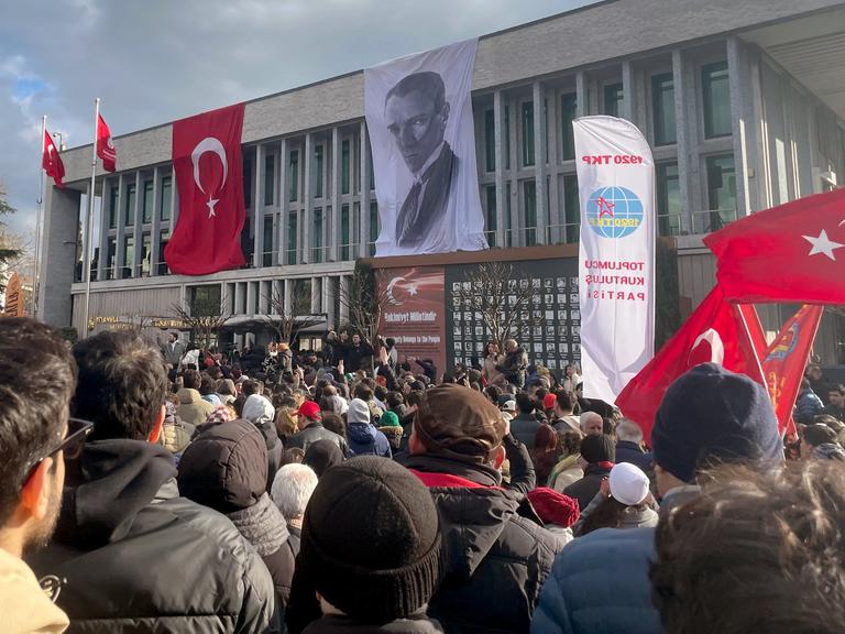 Zahlreiche Menschen versammeln sich trotz eines Demonstrationsverbots vor dem Gebäude der Stadtverwaltung um gegen die Festnahme von Ekrem Imamoğlu, Bürgermeister von Istanbul, zu protestieren.