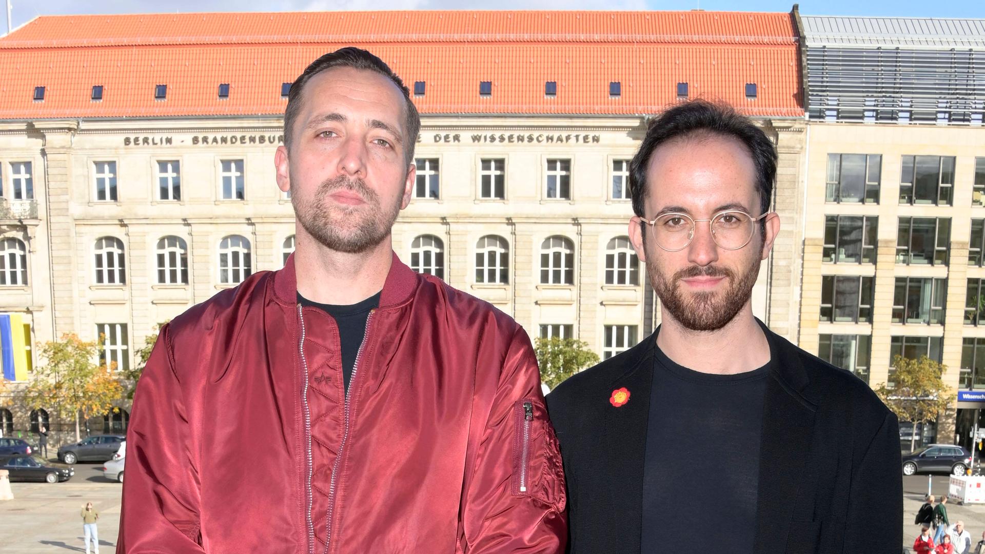 Danger Dan und Igor Levit stehen bei der Verleihung des Opus Klassik 2022 im Konzerthaus am Gendarmenmarkt in Berlin 2022 nebeneinander. Danger Dan und Igor Levit stehen bei der Verleihung des Opus Klassik 2022 im Konzerthaus am Gendarmenmarkt in Berlin 2022 nebeneinander.