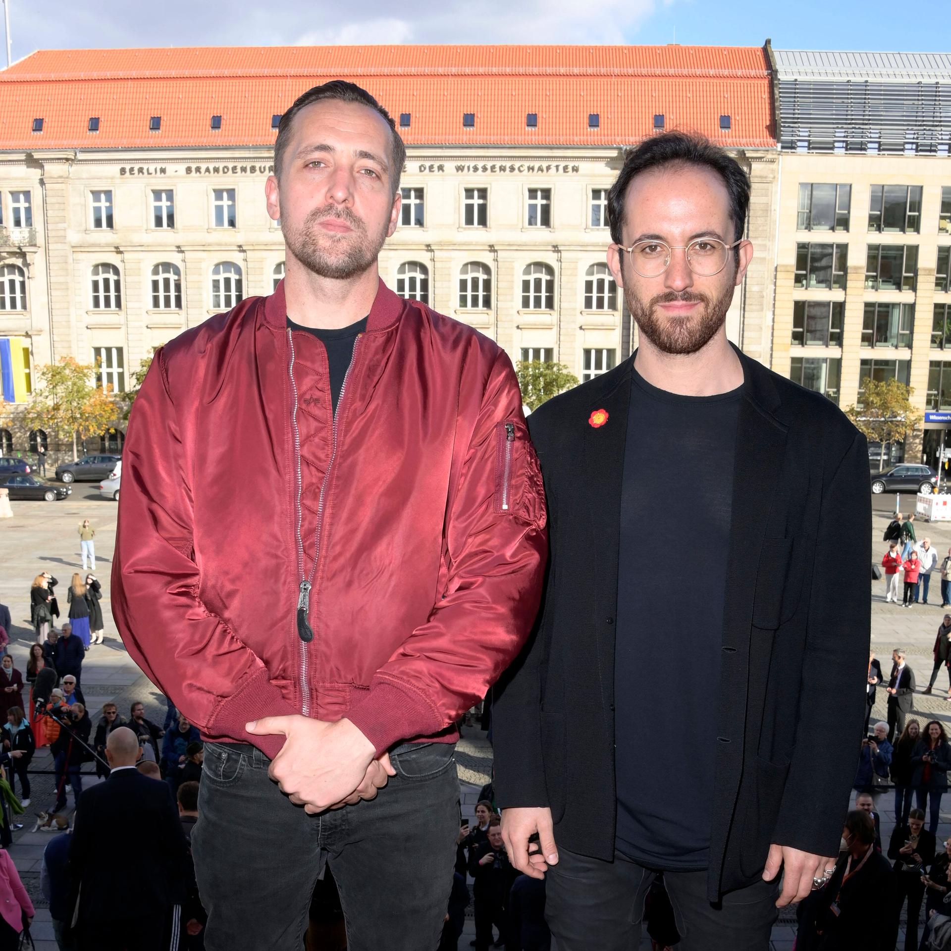 Danger Dan und Igor Levit stehen bei der Verleihung des Opus Klassik 2022 im Konzerthaus am Gendarmenmarkt in Berlin 2022 nebeneinander.