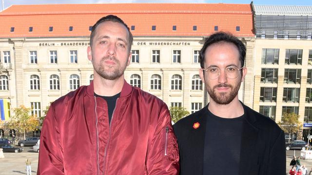 Danger Dan und Igor Levit stehen bei der Verleihung des Opus Klassik 2022 im Konzerthaus am Gendarmenmarkt in Berlin 2022 nebeneinander.