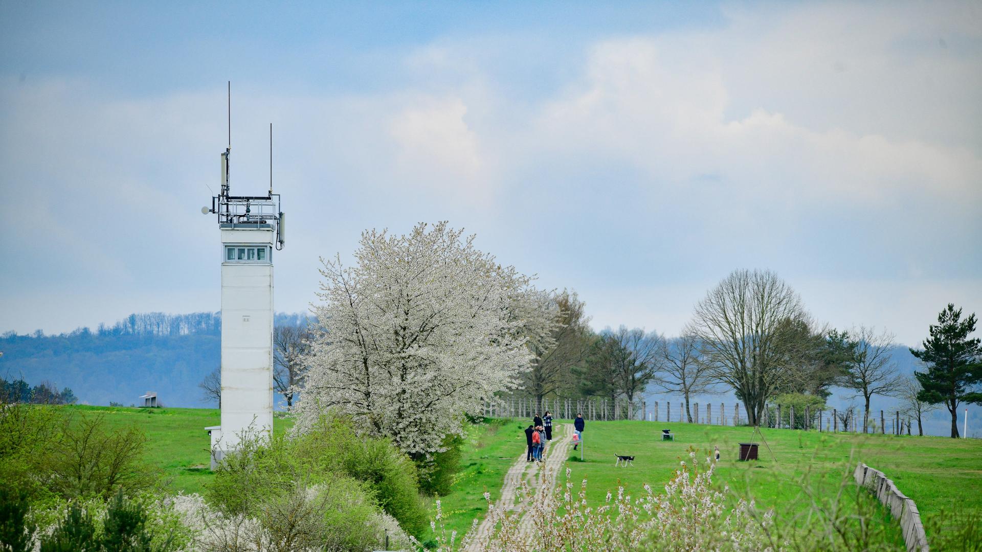 Unterwegs auf dem Grünen Band Blick auf den ehemaligen Grenzturm der DDR Grenztruppen am Point Alpha in der Rhön zwischen Thüringen und Hessen (2023) Unterwegs auf dem Grünen Band Blick auf den ehemaligen Grenzturm der DDR Grenztruppen am Point Alpha in der Rhön zwischen Thüringen und Hessen (2023)