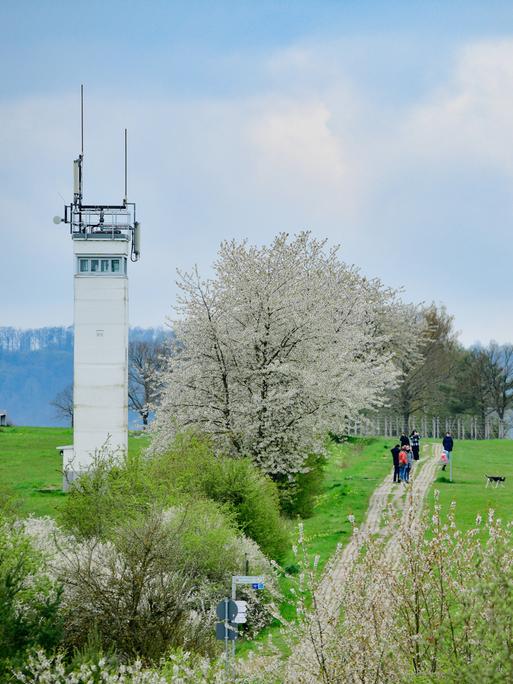 Unterwegs auf dem Grünen Band Blick auf den ehemaligen Grenzturm der DDR Grenztruppen am Point Alpha in der Rhön zwischen Thüringen und Hessen (2023) Unterwegs auf dem Grünen Band Blick auf den ehemaligen Grenzturm der DDR Grenztruppen am Point Alpha in der Rhön zwischen Thüringen und Hessen (2023)