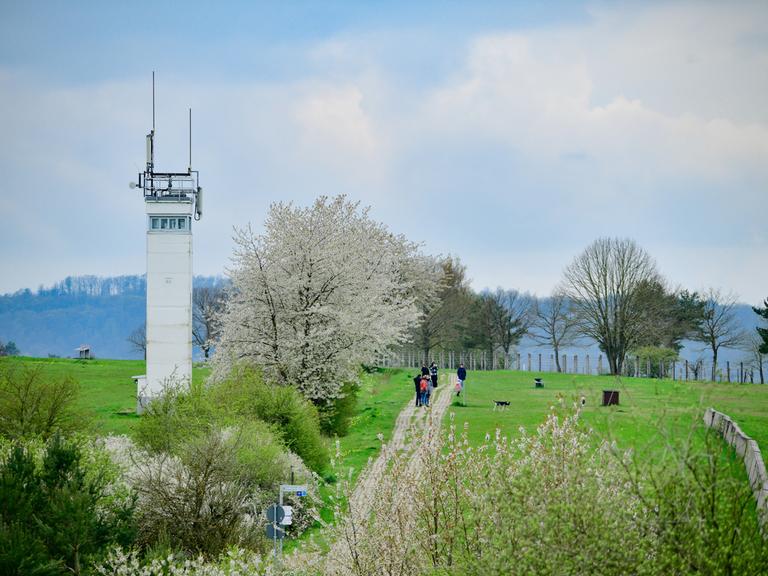 Unterwegs auf dem Grünen Band Blick auf den ehemaligen Grenzturm der DDR Grenztruppen am Point Alpha in der Rhön zwischen Thüringen und Hessen (2023) Unterwegs auf dem Grünen Band Blick auf den ehemaligen Grenzturm der DDR Grenztruppen am Point Alpha in der Rhön zwischen Thüringen und Hessen (2023)